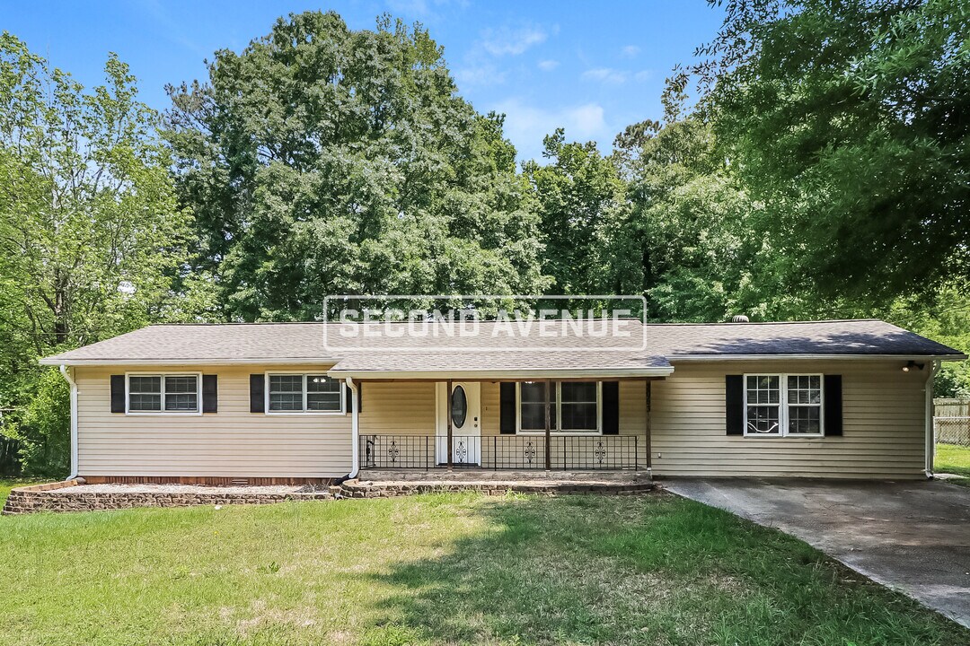 2053 Chestnut Log Dr in Lithia Springs, GA - Building Photo