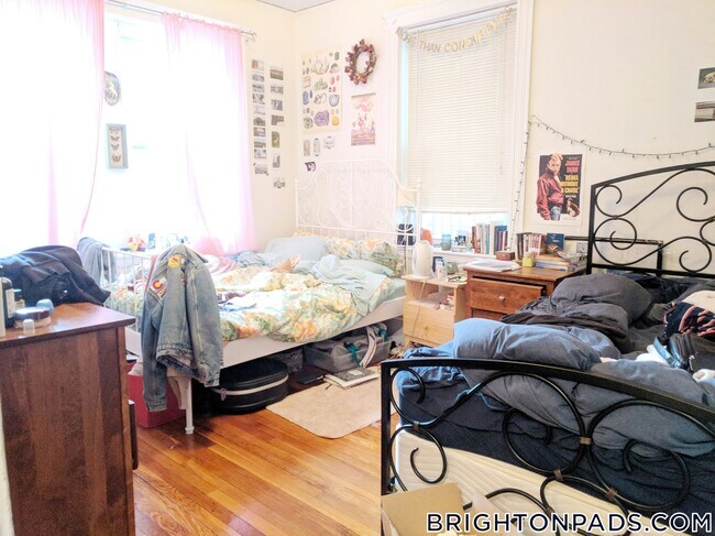 1810 Commonwealth Ave in Boston, MA - Building Photo - Building Photo