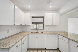 1221 Sleepy Hollow Rd in Venice, FL - Building Photo - Building Photo