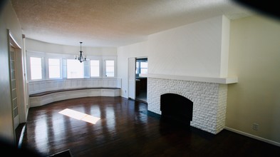 25 Clubhouse Ave in Venice, CA - Building Photo - Interior Photo