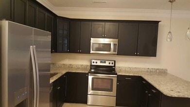 2 Silver St, Unit 8 in Dover, NH - Building Photo - Building Photo