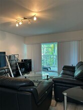 100 Lakeview Dr in Weston, FL - Building Photo - Building Photo