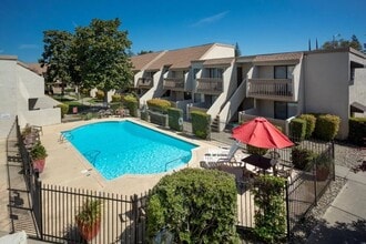 Victoria Apartments in Yuba City, CA - Foto de edificio - Building Photo