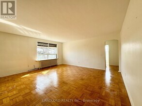 2696 Lake Shore Blvd W in Toronto, ON - Building Photo - Building Photo