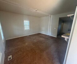 5608 W Pine St in Flowery Branch, GA - Building Photo