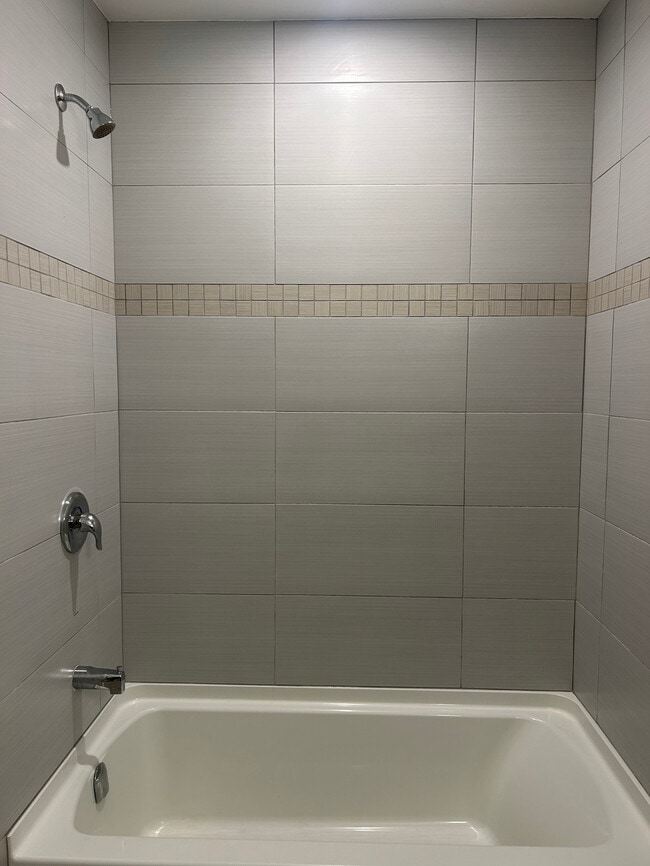 130 Napoli Dr in Hamilton, ON - Building Photo - Building Photo