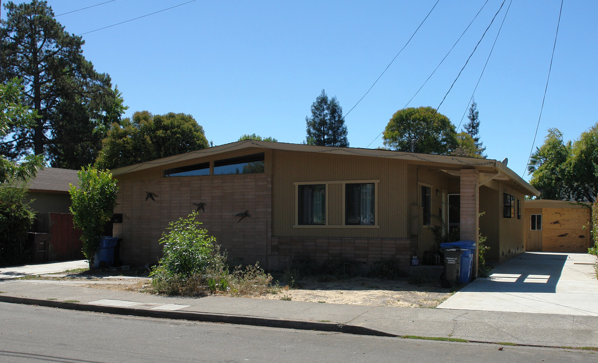 1537 Camden Ct in Santa Rosa, CA - Building Photo