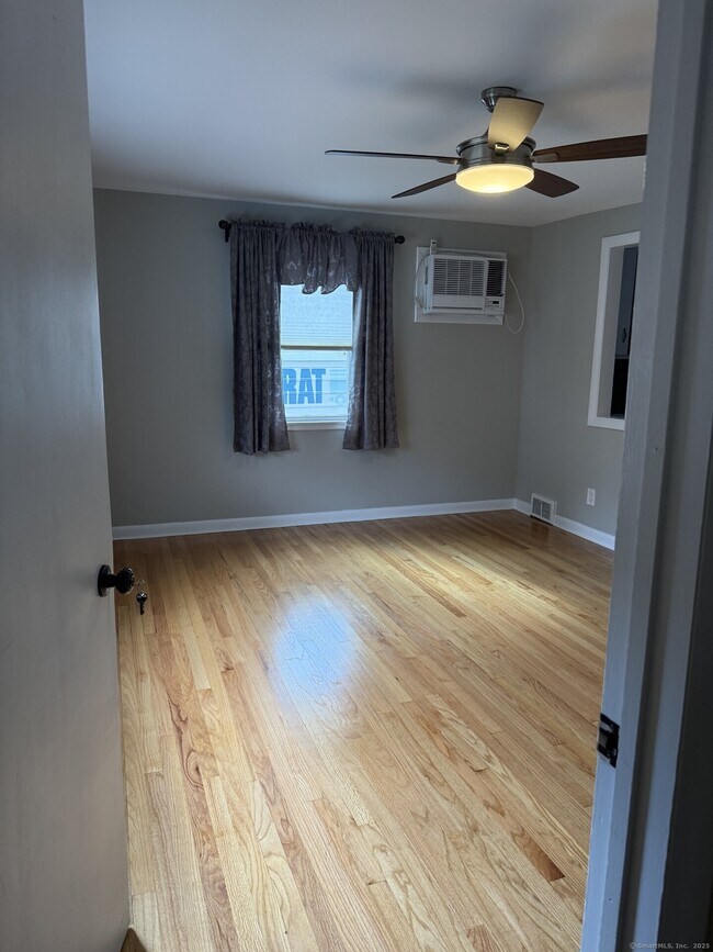 21 Mettler St in Woodbridge, CT - Building Photo - Building Photo