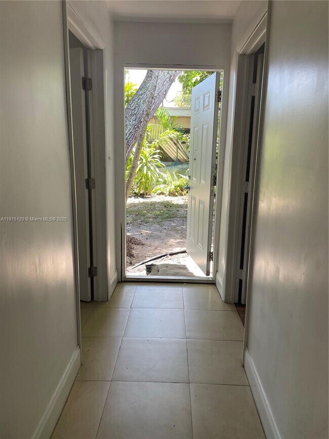 1180 NE 160th Terrace in North Miami Beach, FL - Building Photo - Building Photo