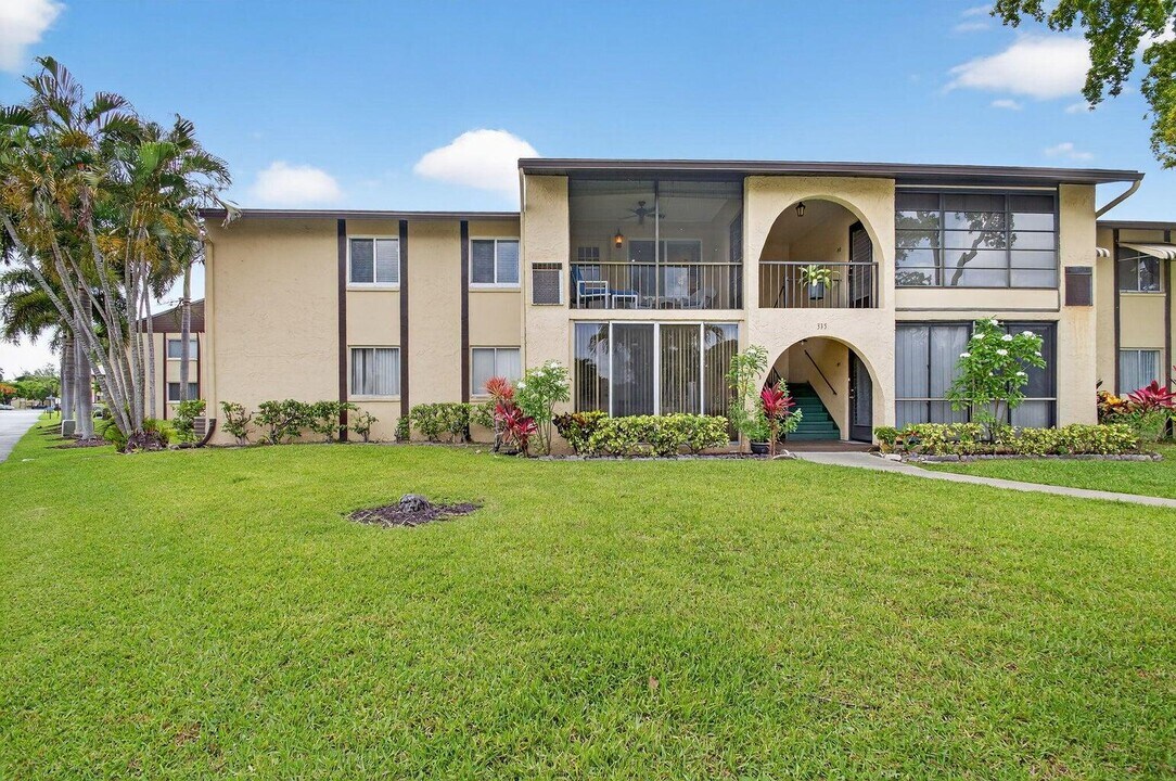 335 Pine Ridge Cir in Greenacres, FL - Building Photo