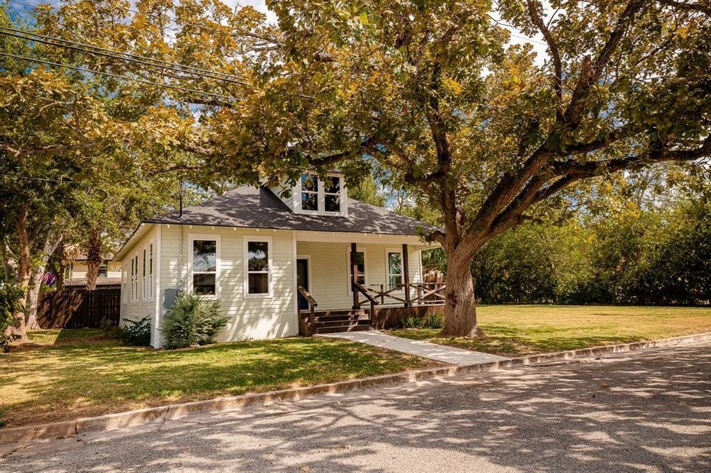 413 E Industry St in Giddings, TX - Building Photo