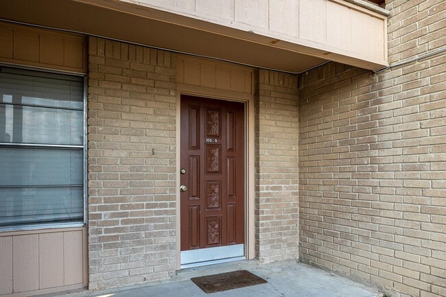 100 Shannon Cir in Del Rio, TX - Foto de edificio - Building Photo