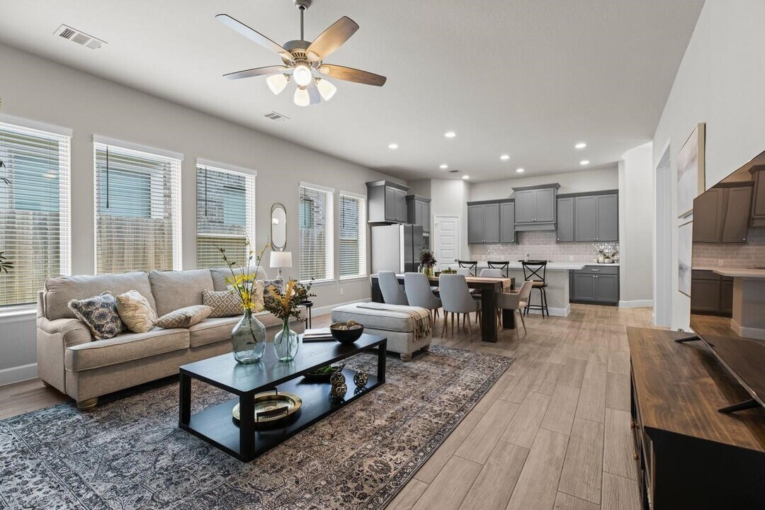 321 Rise Ln in Montgomery, TX - Building Photo