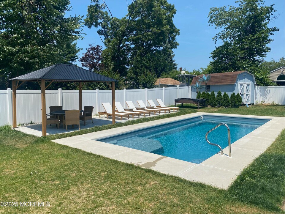 7 Peach Tree Rd in Ocean Township, NJ - Building Photo