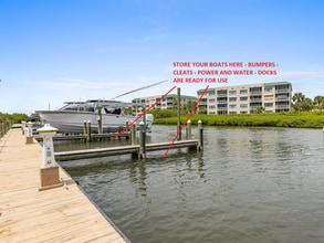 512 S Peninsula Ave in New Smyrna Beach, FL - Foto de edificio - Building Photo