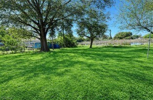 12274 First St in Ft. Myers, FL - Building Photo