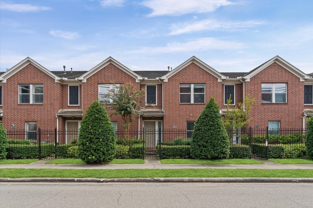 2933 W Dallas St in Houston, TX - Building Photo