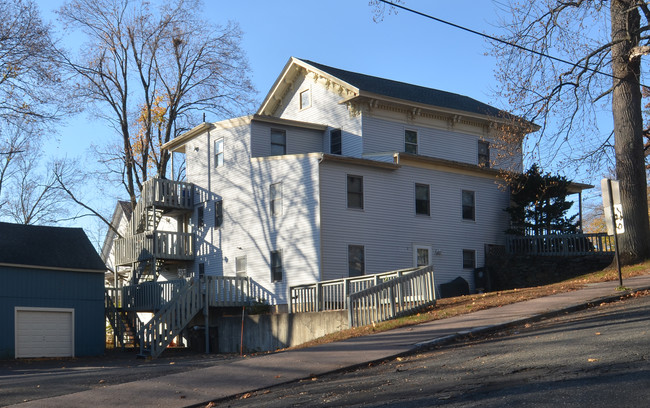 57 Talcott Ave in Vernon Rockville, CT - Foto de edificio - Building Photo