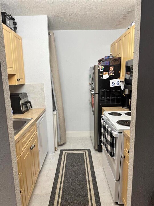 10202 Twin Lakes Dr, Unit 14-D in Coral Springs, FL - Foto de edificio