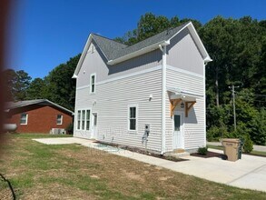 341 W Barnes St in Clayton, NC - Foto de edificio - Building Photo