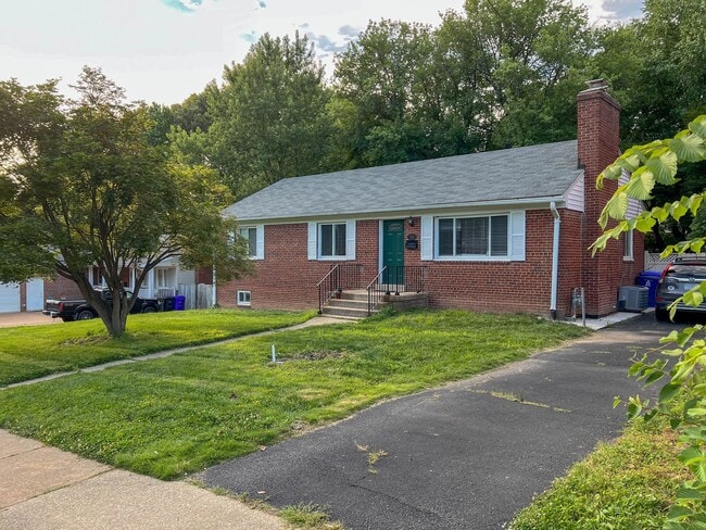 property at 5305 Yorktown Blvd