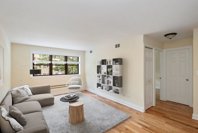 555 W Arlington Pl, Unit 210 in Chicago, IL - Building Photo - Building Photo