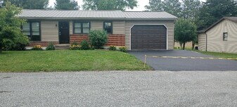 109 Earl St in Boiling Springs, PA - Building Photo