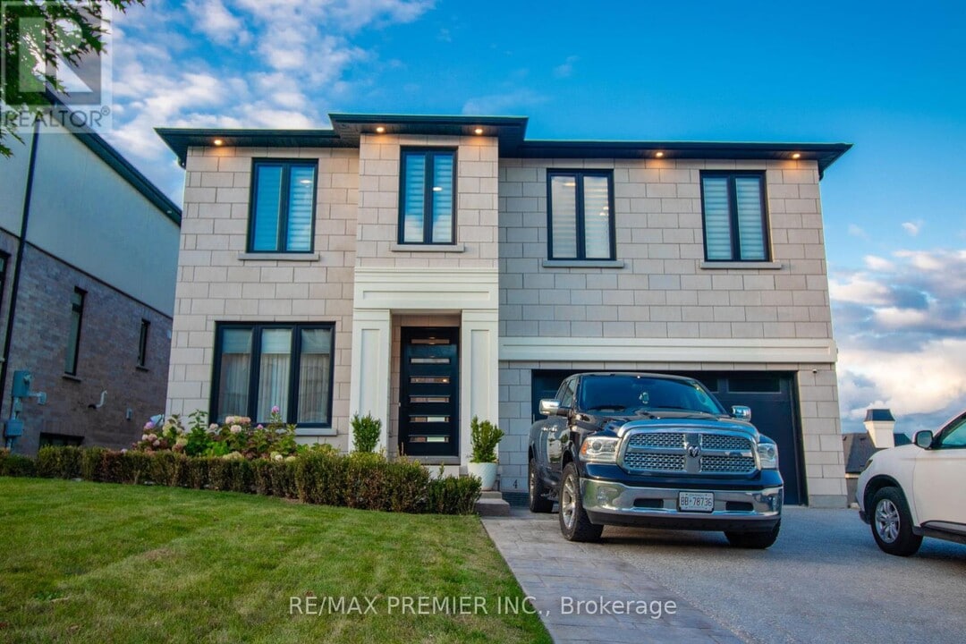 4 Kenmir Ave in Niagara-On-The-Lake, ON - Building Photo