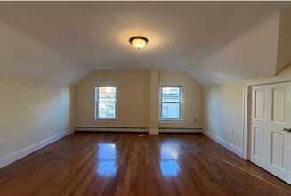 102 Sycamore St, Unit #3 in Somerville, MA - Building Photo - Building Photo