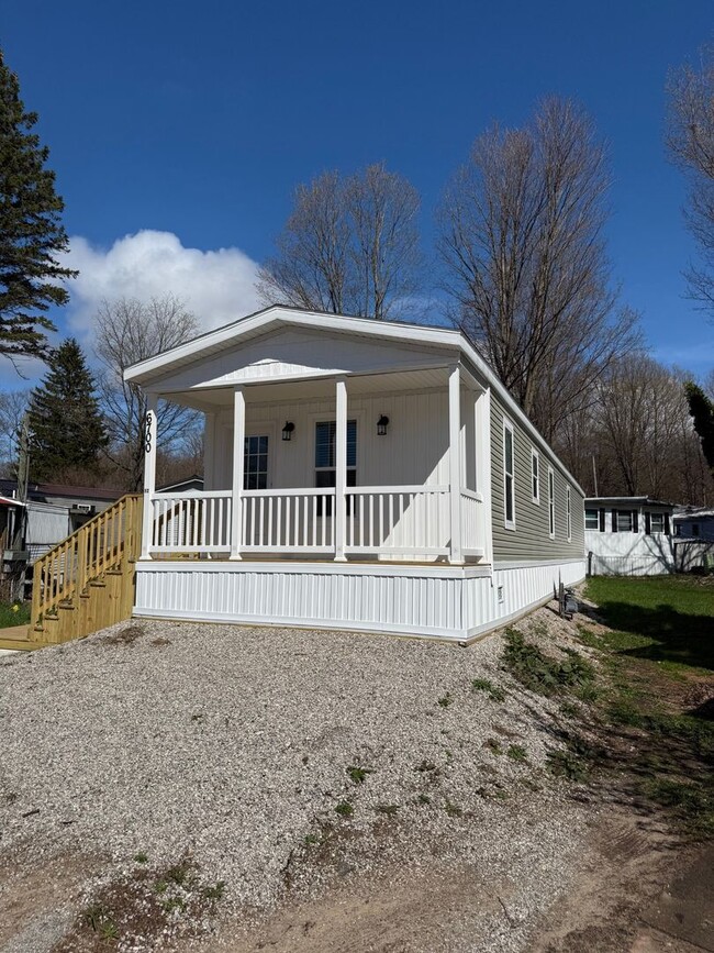 6700 Spruce Dr in Benzonia, MI - Building Photo - Building Photo