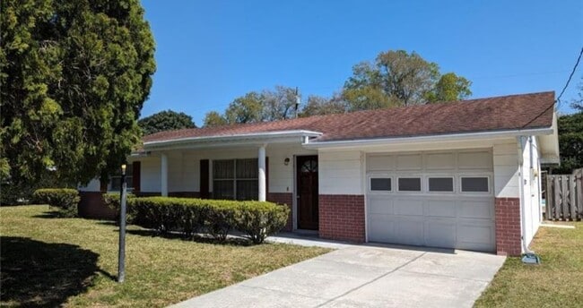 5914 Wilson Dr in Zephyrhills, FL - Foto de edificio - Building Photo