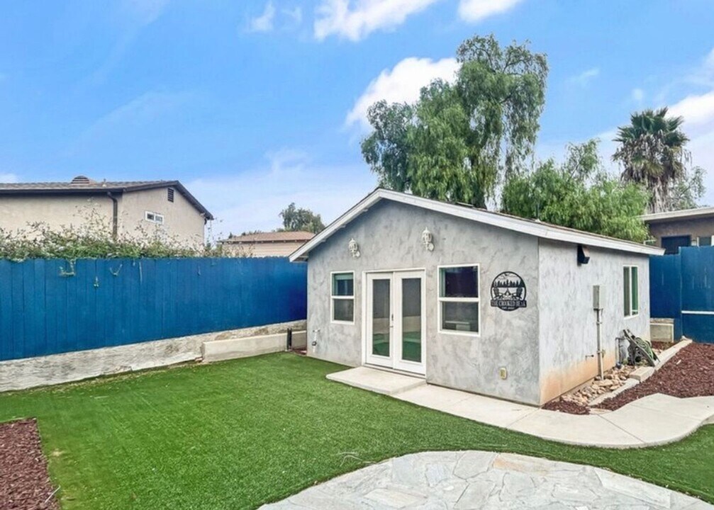 4933 Auburn Dr in San Diego, CA - Building Photo