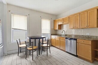 24 Darling St, Unit 3 in Boston, MA - Foto de edificio - Building Photo