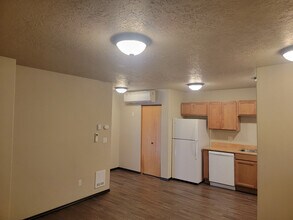 502 SW Evergreen Ave in Redmond, OR - Foto de edificio - Building Photo