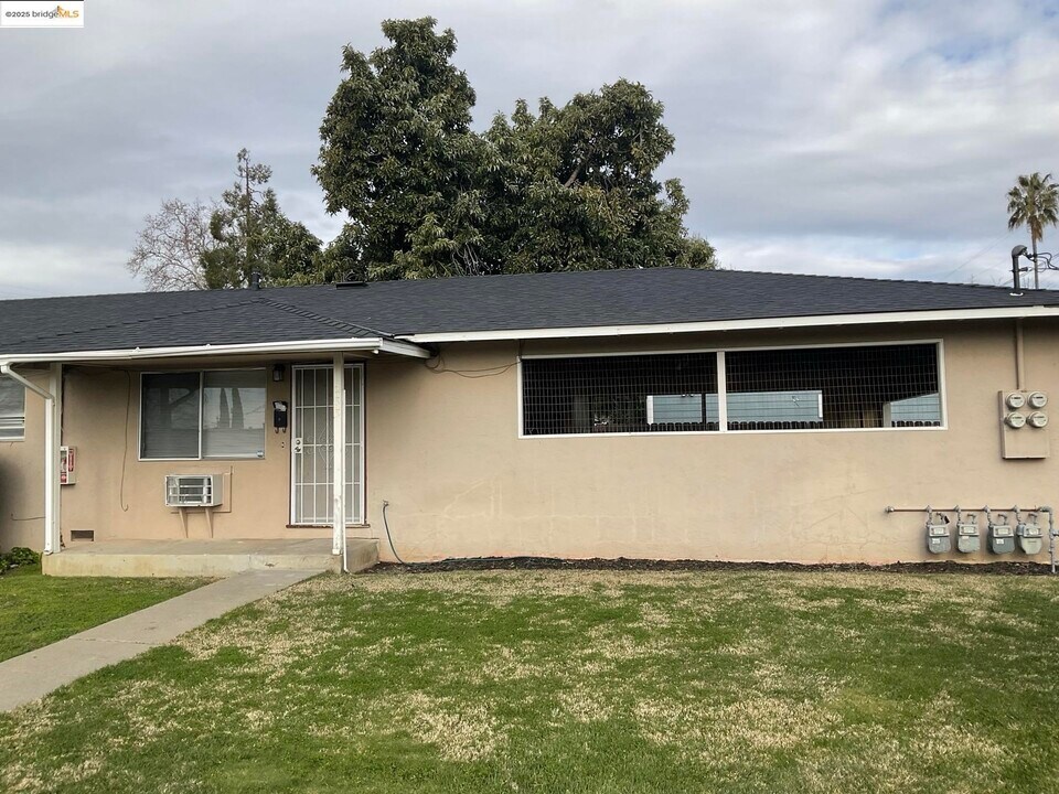 233 Birch St in Brentwood, CA - Building Photo
