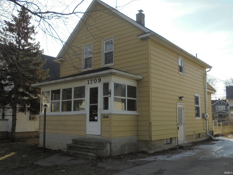 1709 Tecumseh St in Fort Wayne, IN - Building Photo