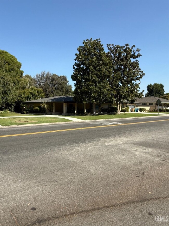 400 Fairway Dr in Bakersfield, CA - Foto de edificio - Building Photo