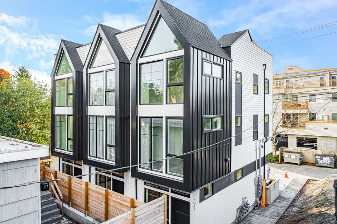 6041 42nd Ave SW in Seattle, WA - Building Photo