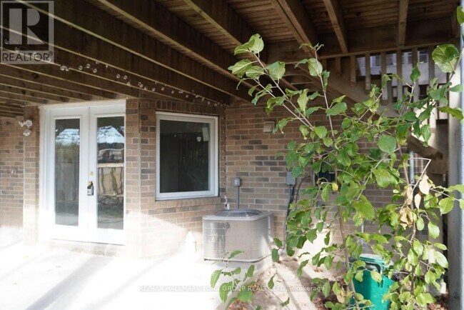 259 Glenway Cir in Newmarket, ON - Building Photo - Building Photo