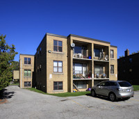 27 Hotspur Rd in Toronto, ON - Building Photo - Building Photo