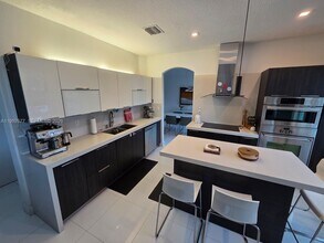 11260 NW 84th St in Doral, FL - Building Photo - Building Photo