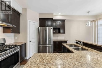 359 Kingbrook Dr in Ottawa, ON - Building Photo - Building Photo