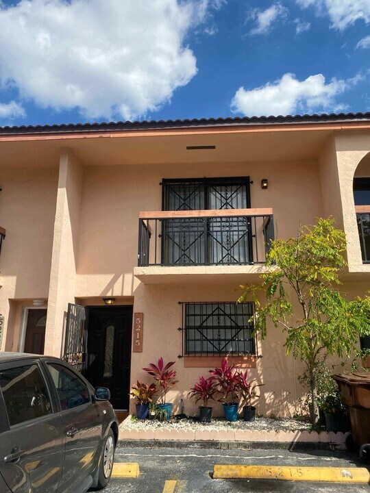 5215 W 25th Ct in Hialeah, FL - Building Photo