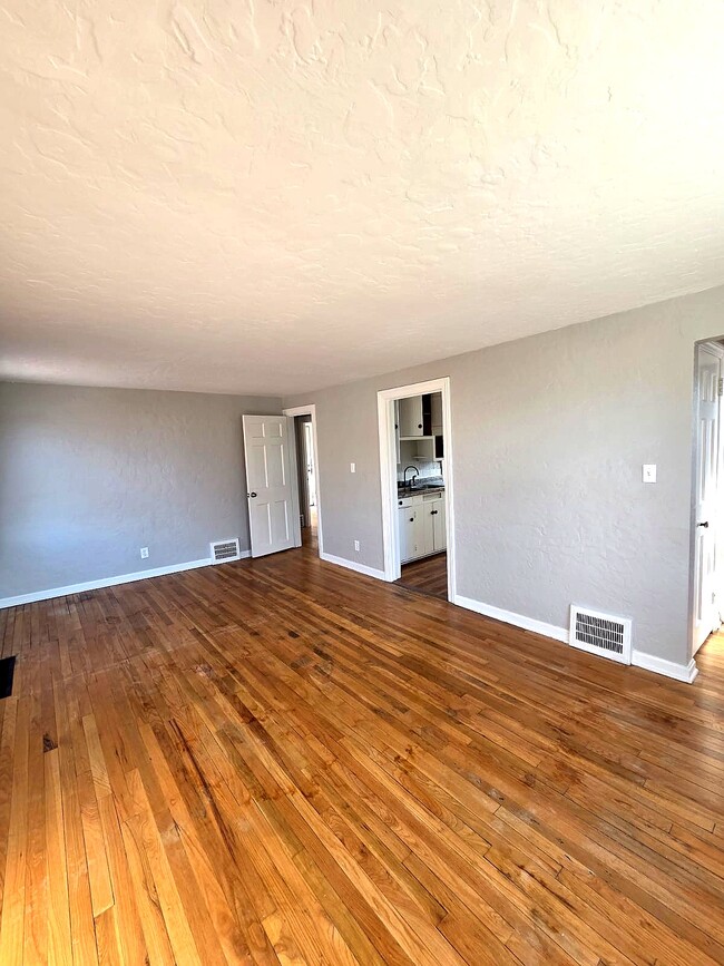 525 E 222nd St in Euclid, OH - Building Photo - Building Photo