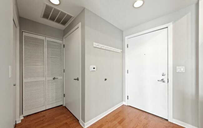 909 W Washington Blvd, Unit 1008 in Chicago, IL - Building Photo - Building Photo