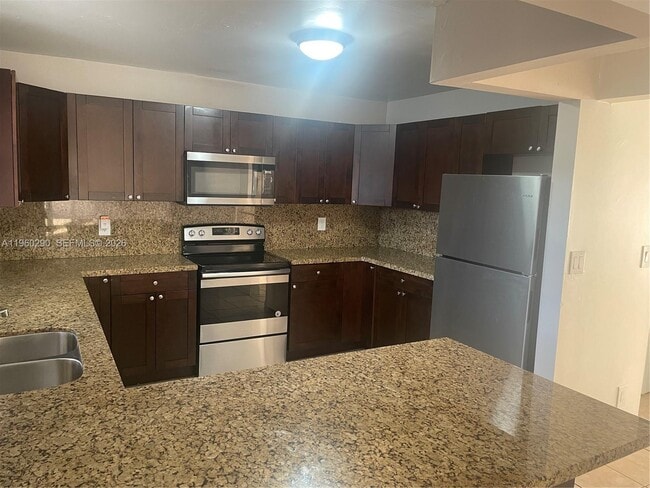 2191 Bayberry Dr in Pembroke Pines, FL - Building Photo - Building Photo