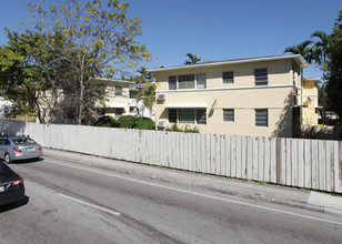 1001 S Le Jeune Rd in Miami, FL - Building Photo - Building Photo