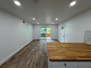 2200 NE 173rd St in North Miami Beach, FL - Foto de edificio - Building Photo