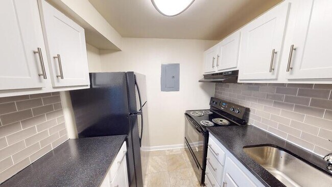 6008 Amberwood Rd photo'