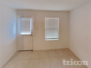 707 Odlozil Ln in Ennis, TX - Foto de edificio - Building Photo